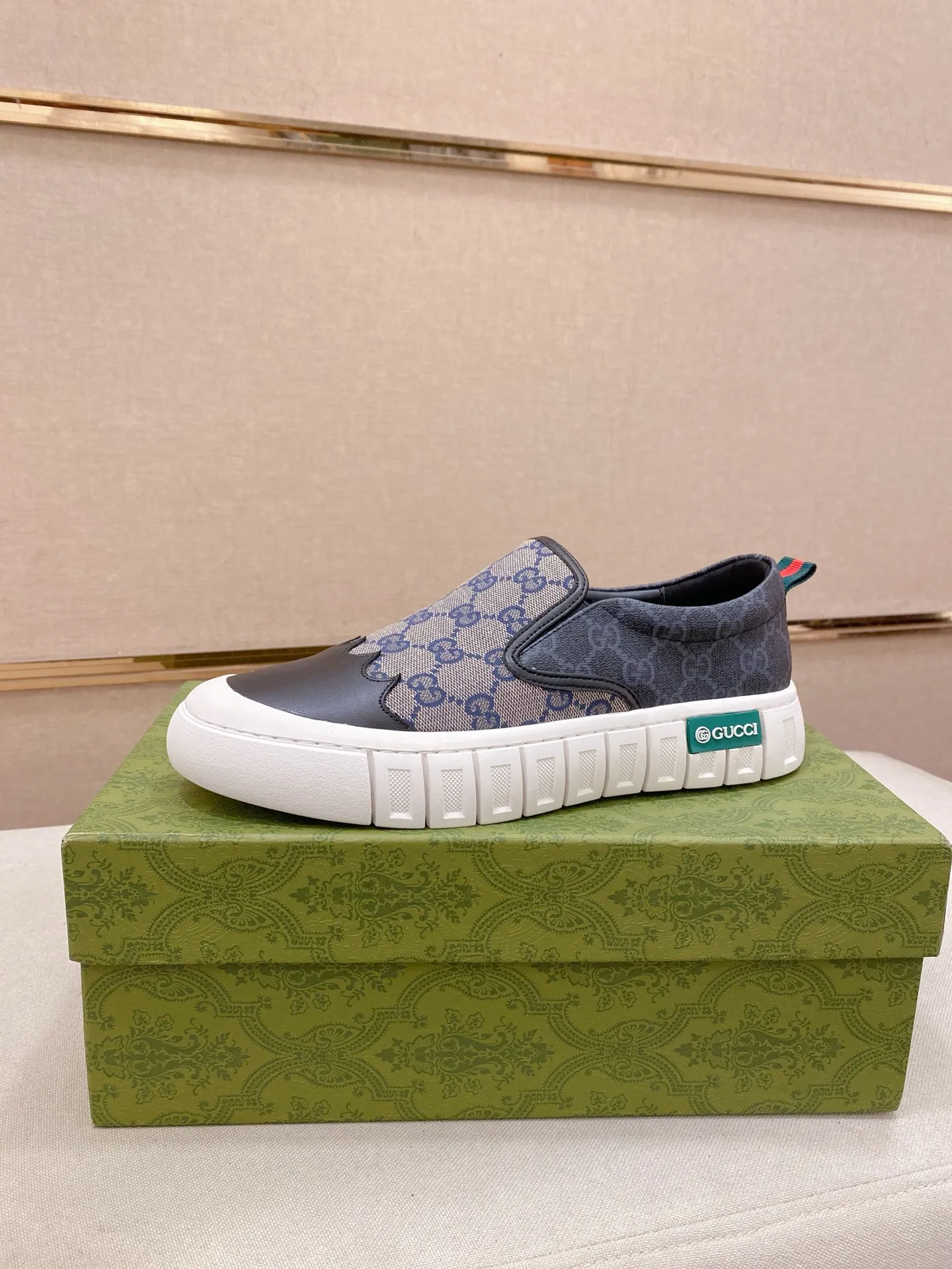 Factory price: 400💰 (GUCCI) The latest model from the official website 🎁🎁Casual and fashionable men's shoes👟, hot style💥The version is simple and elegant, exclusive for trendy men. Unique latest brand elements from the official website👑Original decoration, fashionable and generous, the fabric is original cowhide ✅Sheepskin lining, the official website specifies wear-resistant casual outsole, the classic model is taken in kind at the counter🎬38-44 (45 is not returned or exchanged when customized)